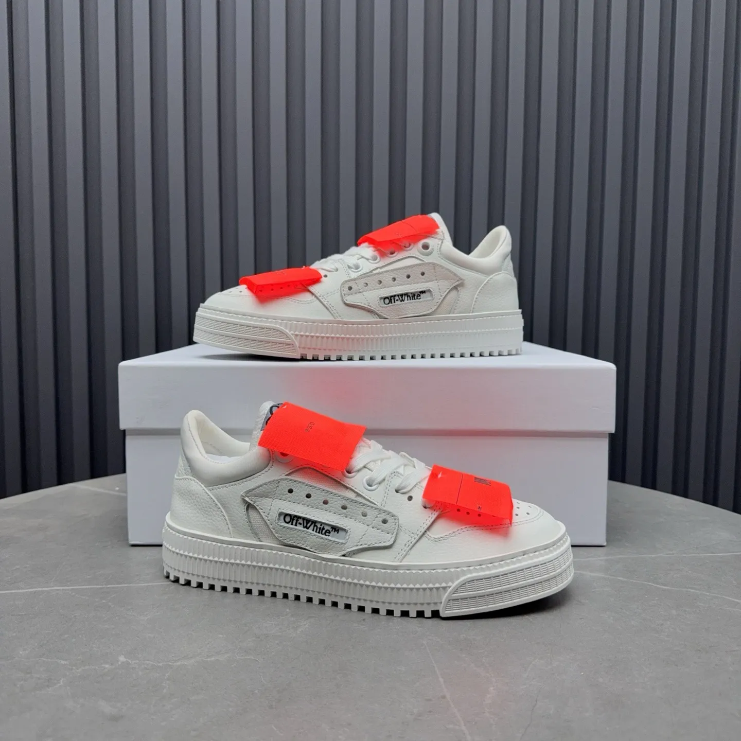 Men's shoes💰680 OFF WHITE ⚡️Couple style⚡️The latest spring style street casual shoes, released with the highest quality version on the market👊Series original mold opening, original lasting, production technology 1:1 original version➰🔜The best choice for more and more celebrities and Internet celebrities🔸In the classics Changes in the code🔸Innovate in the trend🔸Strive to break away from the shackles of bad street design🔝Although he is not the originator of fashion design, he is definitely a shining dark horse in avant-garde design🐴🆙Do not follow the trend🔅Not universal beauty🔅 Fabric💯First-layer cowhide Lining💯Imported skin-friendly and environmentally friendly polyester mesh Foot pads💯Original molded high-elastic environmentally friendly molding pads Midsole💯Made with original last-last technology Outsole💯Rubber outsole Packaging💯Official website synchronizes full set of packaging (brand wrapping paper, brand certificate, brand cloth bag) Code numbers 35-44, 45 46 Customized